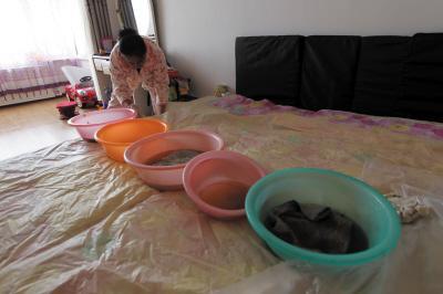 靖安楼上漏水，住户失联，小区没物管，业主维权难！律师来支招……